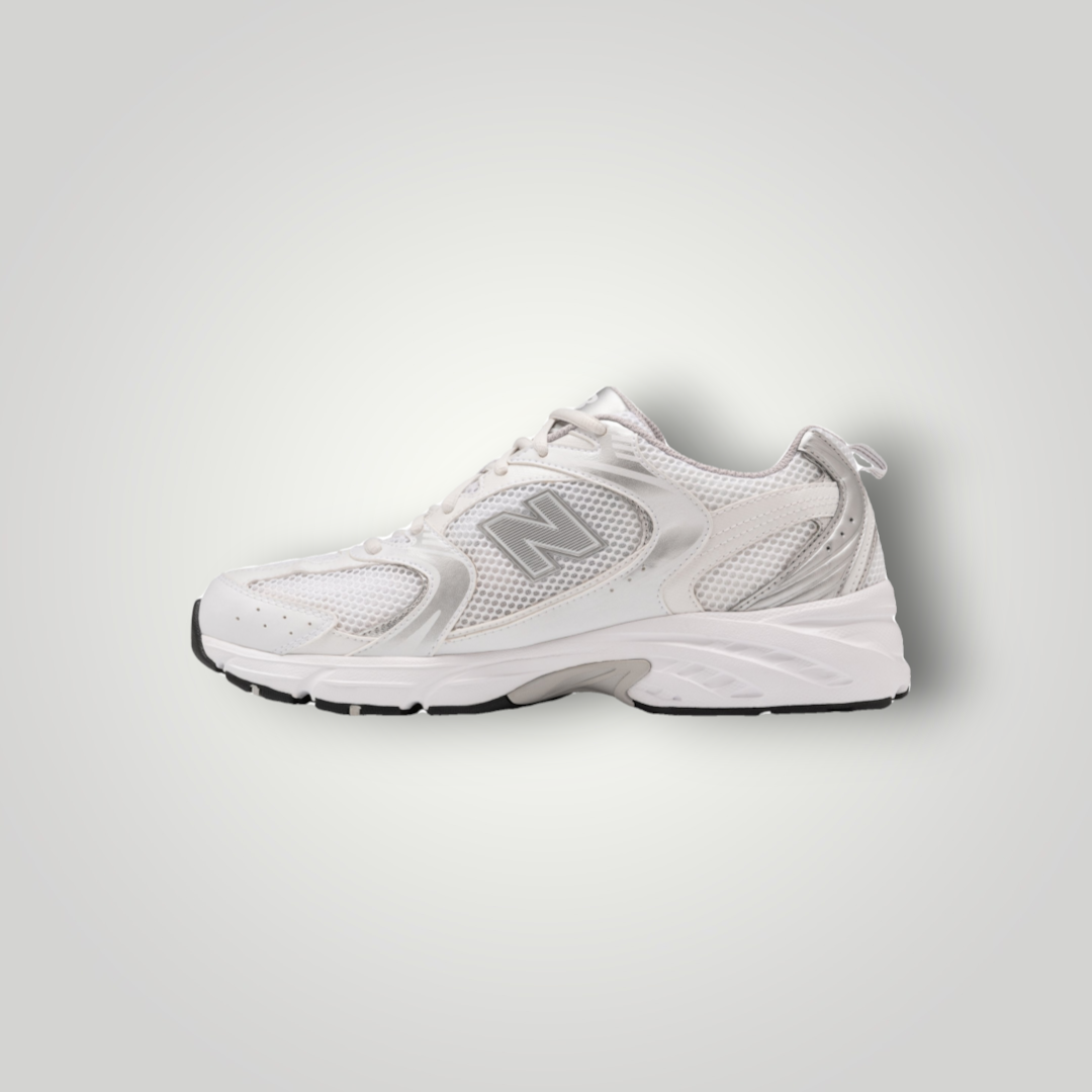NDO Clothing New Balance MR530 Sneaker in Weiß und Silber mit Mesh-Obermaterial und flacher Sohle in Seitenansicht