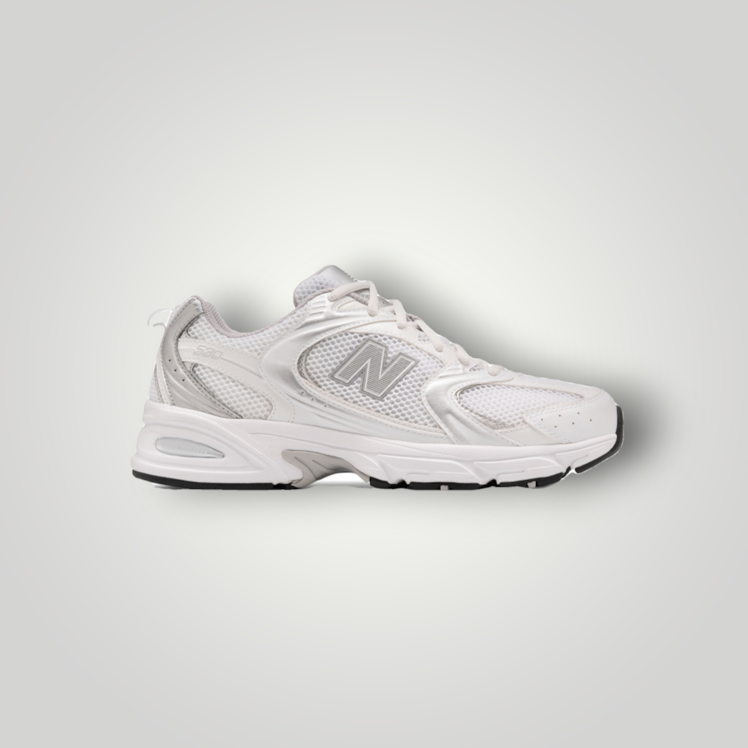 NDO Clothing New Balance MR530 Sneaker in Weiß und Silber aus Mesh und Leder mit flacher Sohle und Schnürung