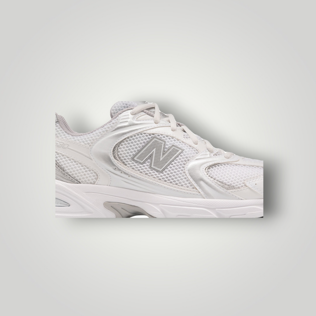 NDO Clothing New Balance MR530 Sneaker in Weiß und Silber mit Mesh-Obermaterial und markantem N-Logo