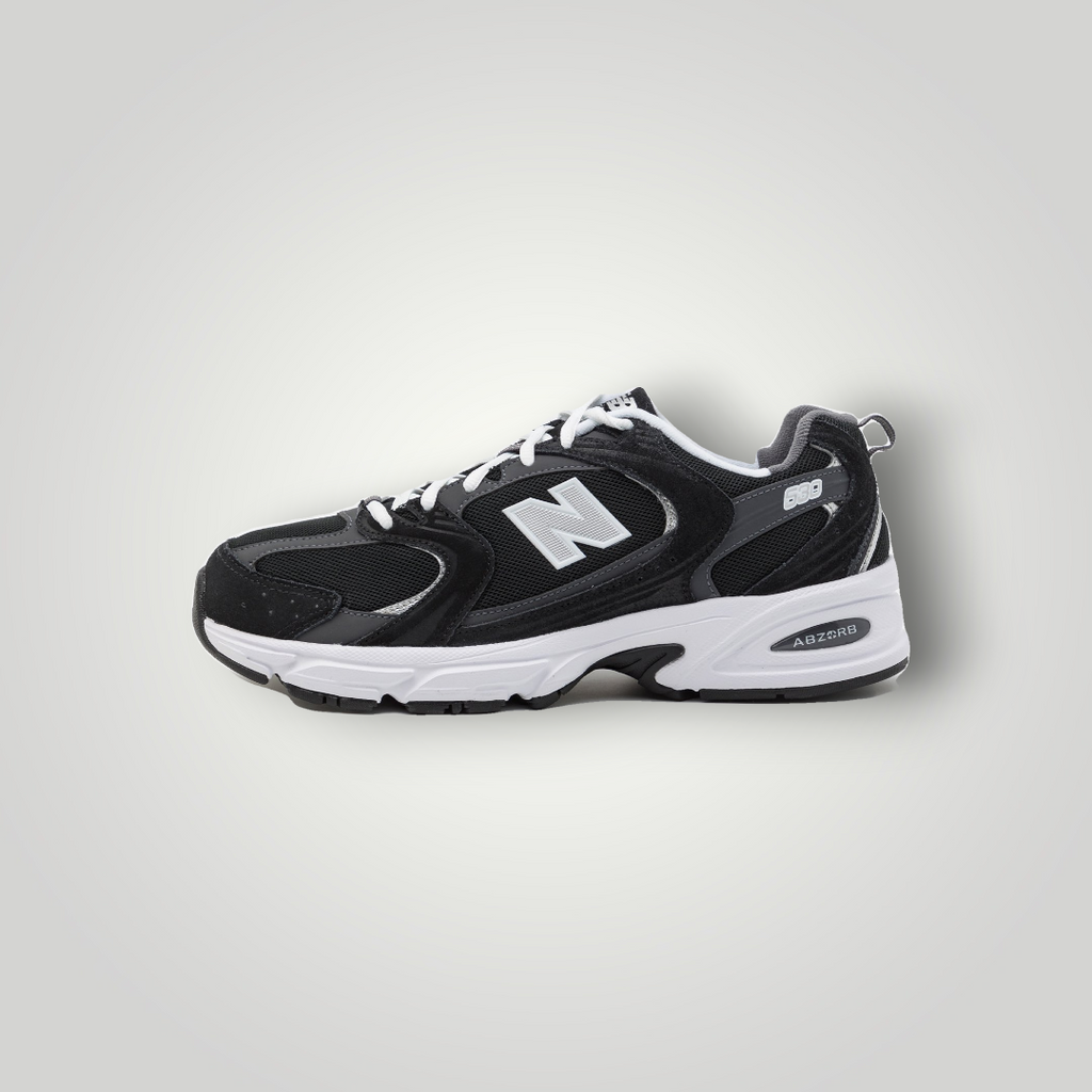 NDO Clothing New Balance Sneaker in Schwarz mit Mesh-Einsätzen, Rauleder-Details und weißer Abzorb-Zwischensohle.