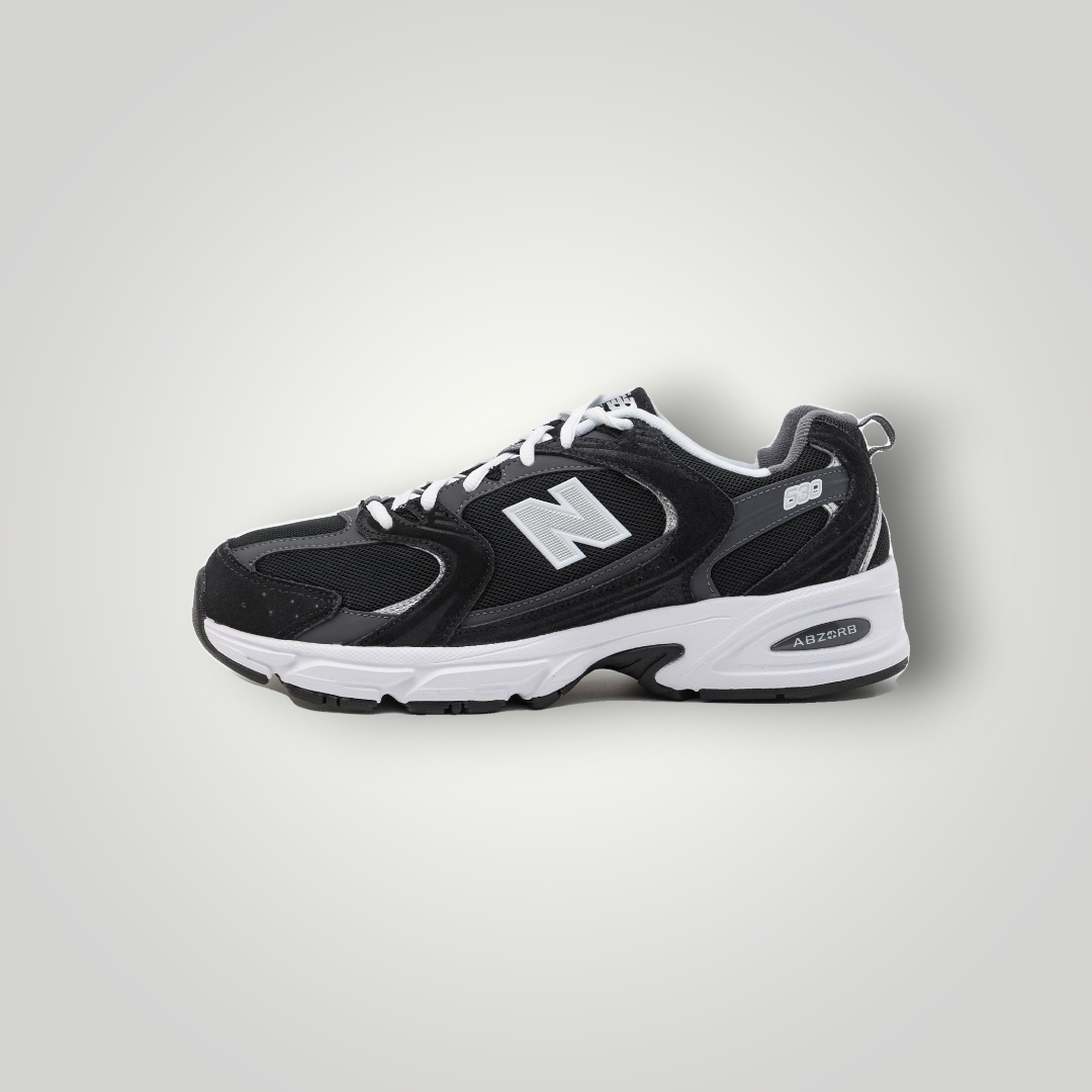 NDO Clothing New Balance Sneaker in Schwarz mit Mesh-Einsätzen, Rauleder-Details und weißer Abzorb-Zwischensohle.