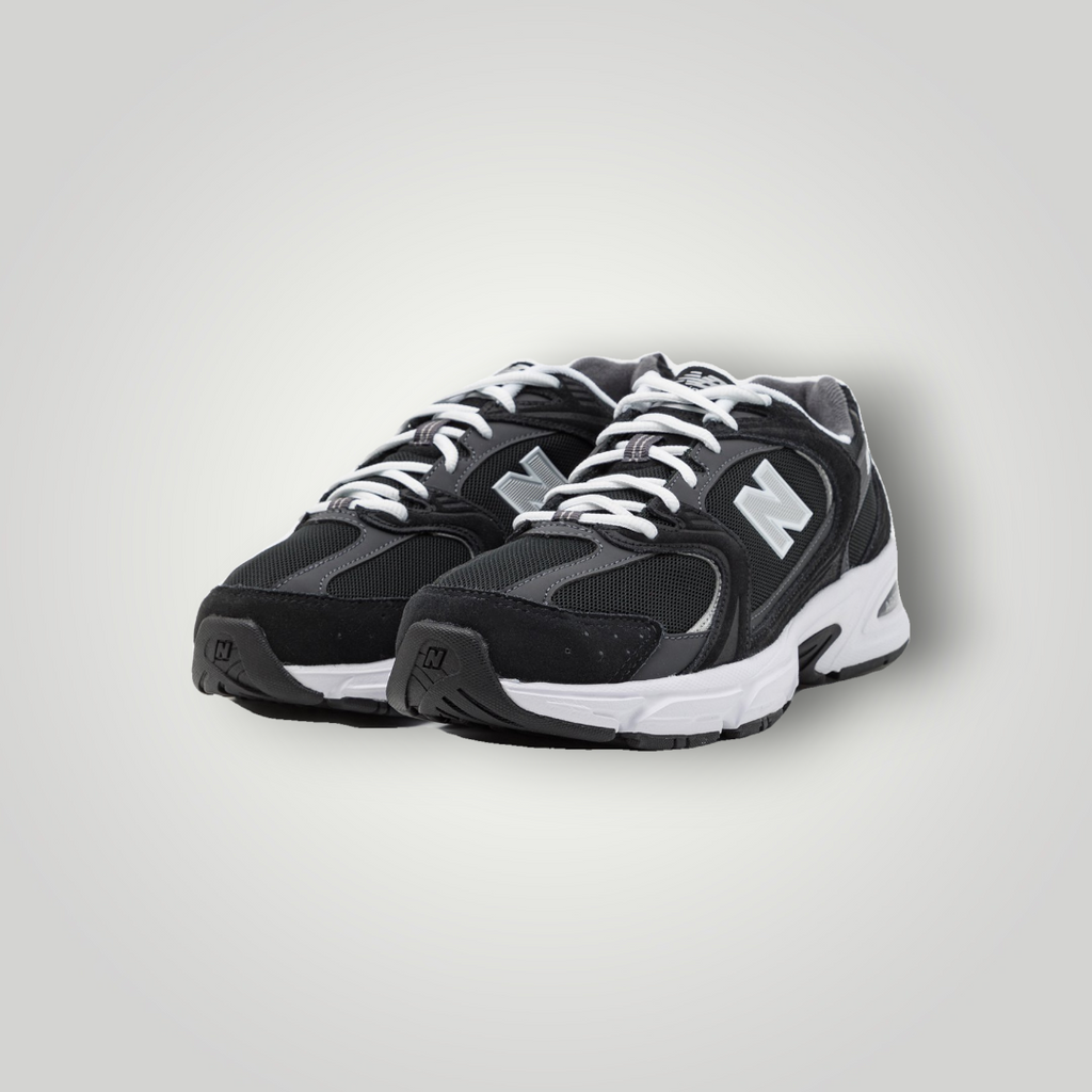 NDO Clothing New Balance Sneaker in Schwarz mit Mesh-Obermaterial, Rauleder-Details und weißer Schnürung