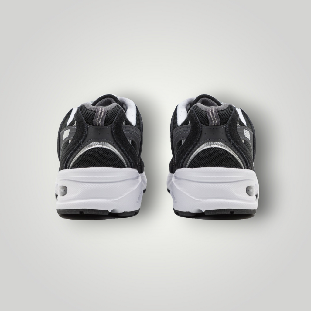 NDO Clothing New Balance Sneaker in Schwarz mit Mesh-Obermaterial, Rauleder-Details und weißer Abzorb-Dämpfungssohle