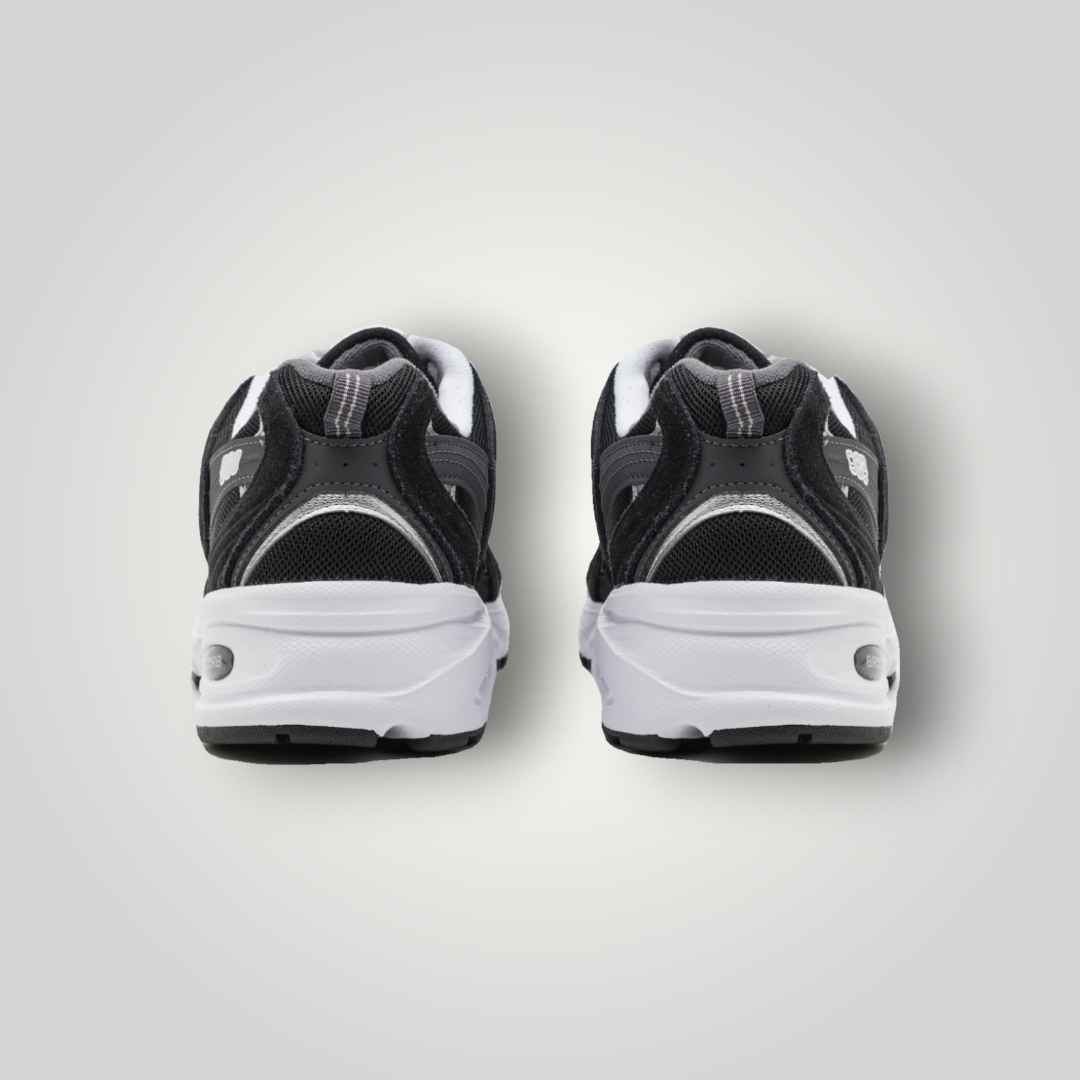 NDO Clothing New Balance Sneaker in Schwarz mit Mesh-Obermaterial, Rauleder-Details und weißer Abzorb-Dämpfungssohle