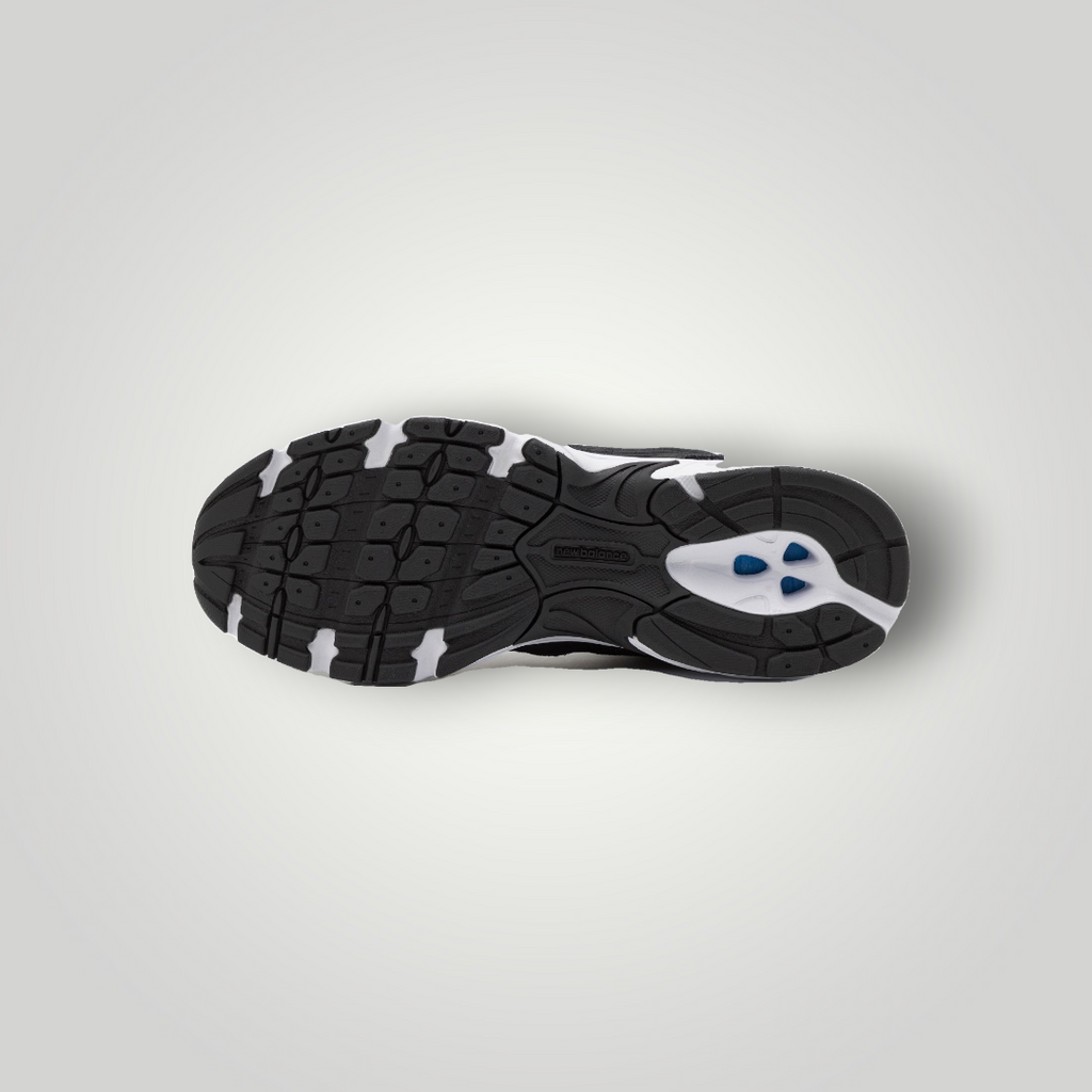 NDO Clothing New Balance Sneaker mit schwarzer, rutschfester Profilsohle und Abzorb-Dämpfungselementen