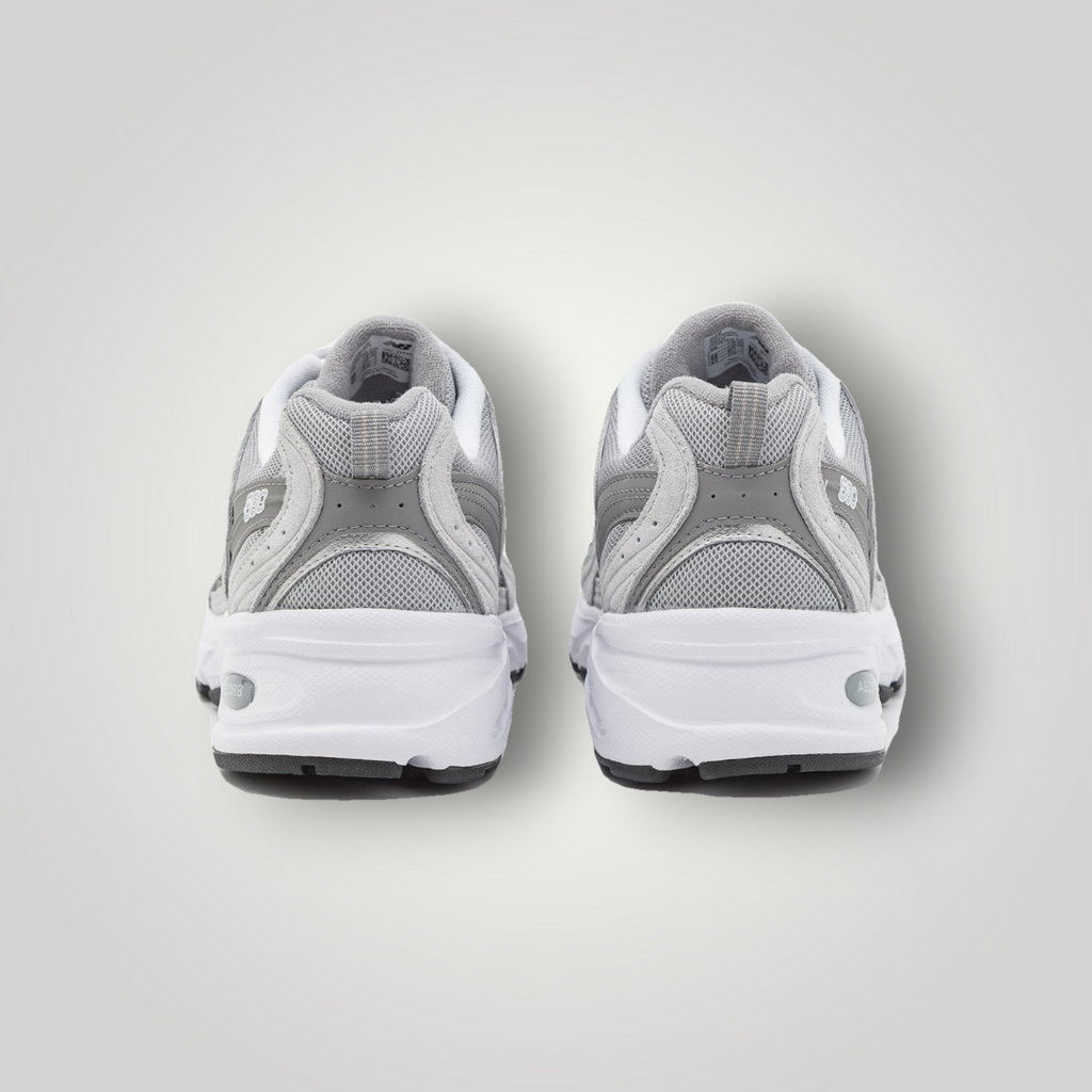 NDO Clothing New Balance MR530 Sneaker in Grau und Weiß, Rückansicht mit Mesh-Obermaterial und verstärkter Ferse.