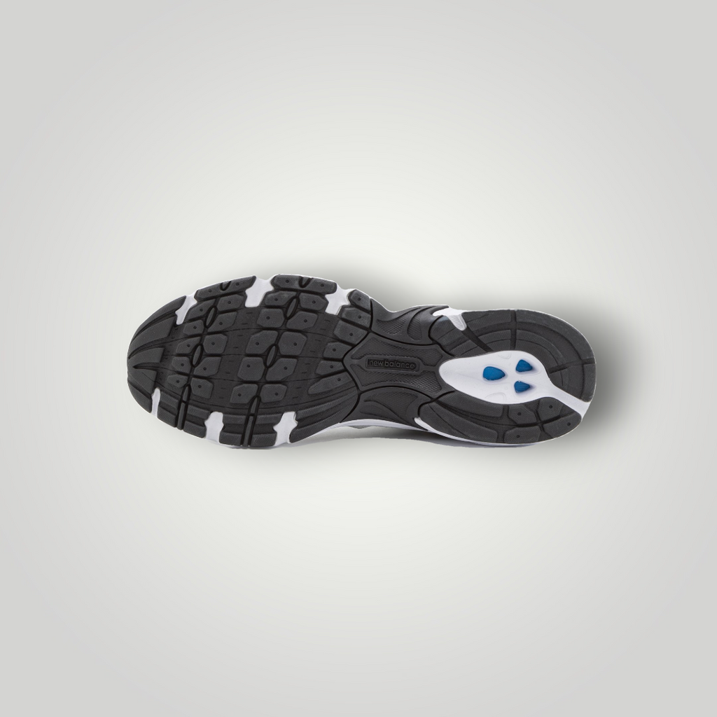NDO Clothing New Balance MR530 Sneaker Sohle in Schwarz und Weiß mit blauem Detail