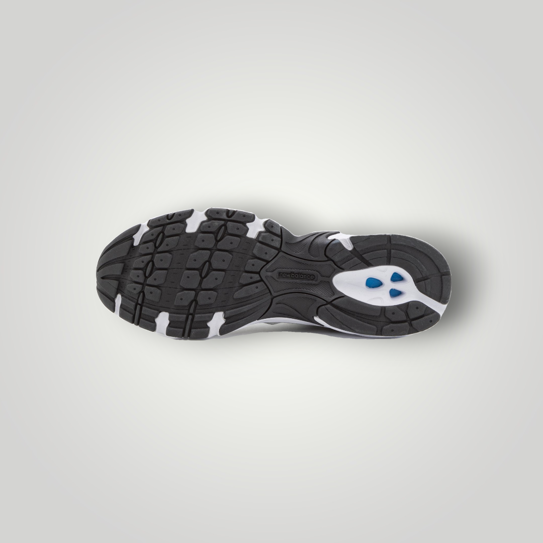 NDO Clothing New Balance MR530 Sneaker Sohle in Schwarz und Weiß mit blauem Detail