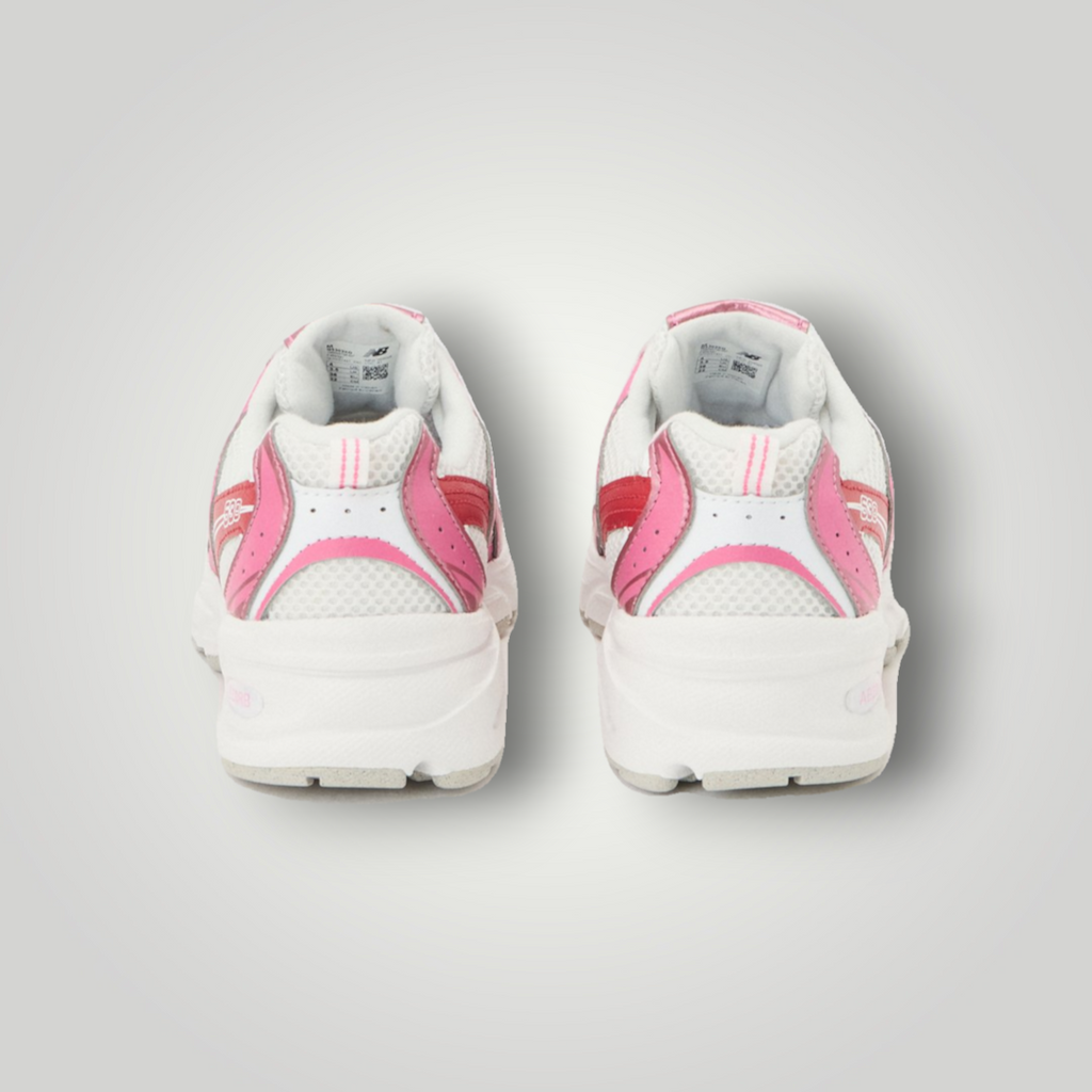 NDO Clothing New Balance 530 Sneaker in Pink und Shadow Red mit Mesh-Details und Zuglasche an der Ferse