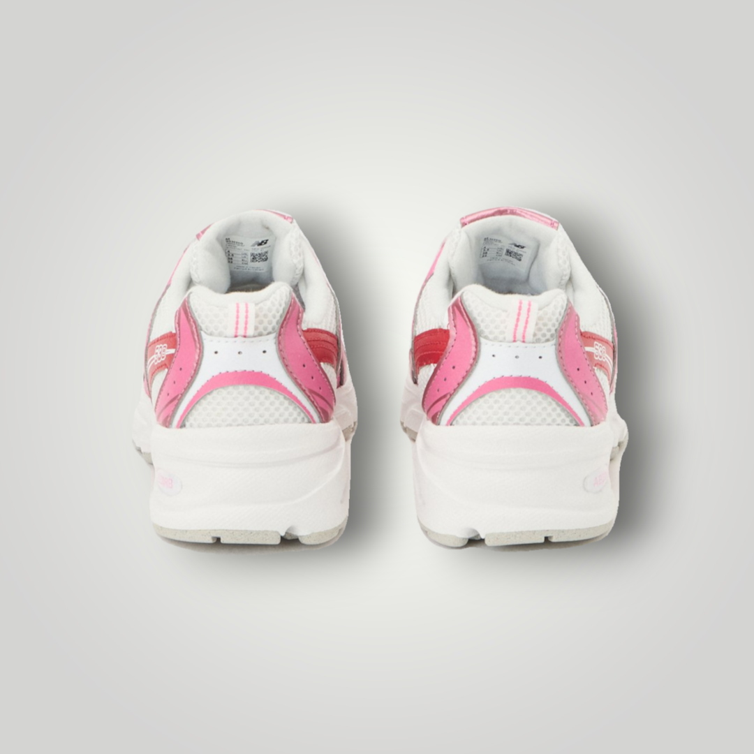 NDO Clothing New Balance 530 Sneaker in Pink und Shadow Red mit Mesh-Details und Zuglasche an der Ferse