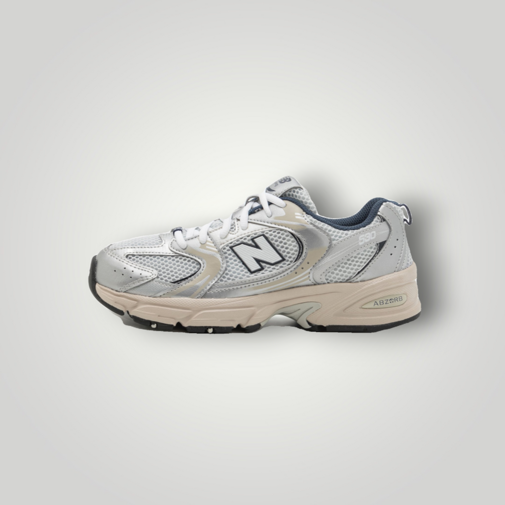 NDO Clothing New Balance 530 Sneaker in Summer Fog mit Mesh-Obermaterial, silbernen Akzenten und beiger Sohle.