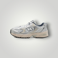 NDO Clothing New Balance 530 Sneaker in Summer Fog mit Mesh-Obermaterial, silbernen Akzenten und beiger Sohle.