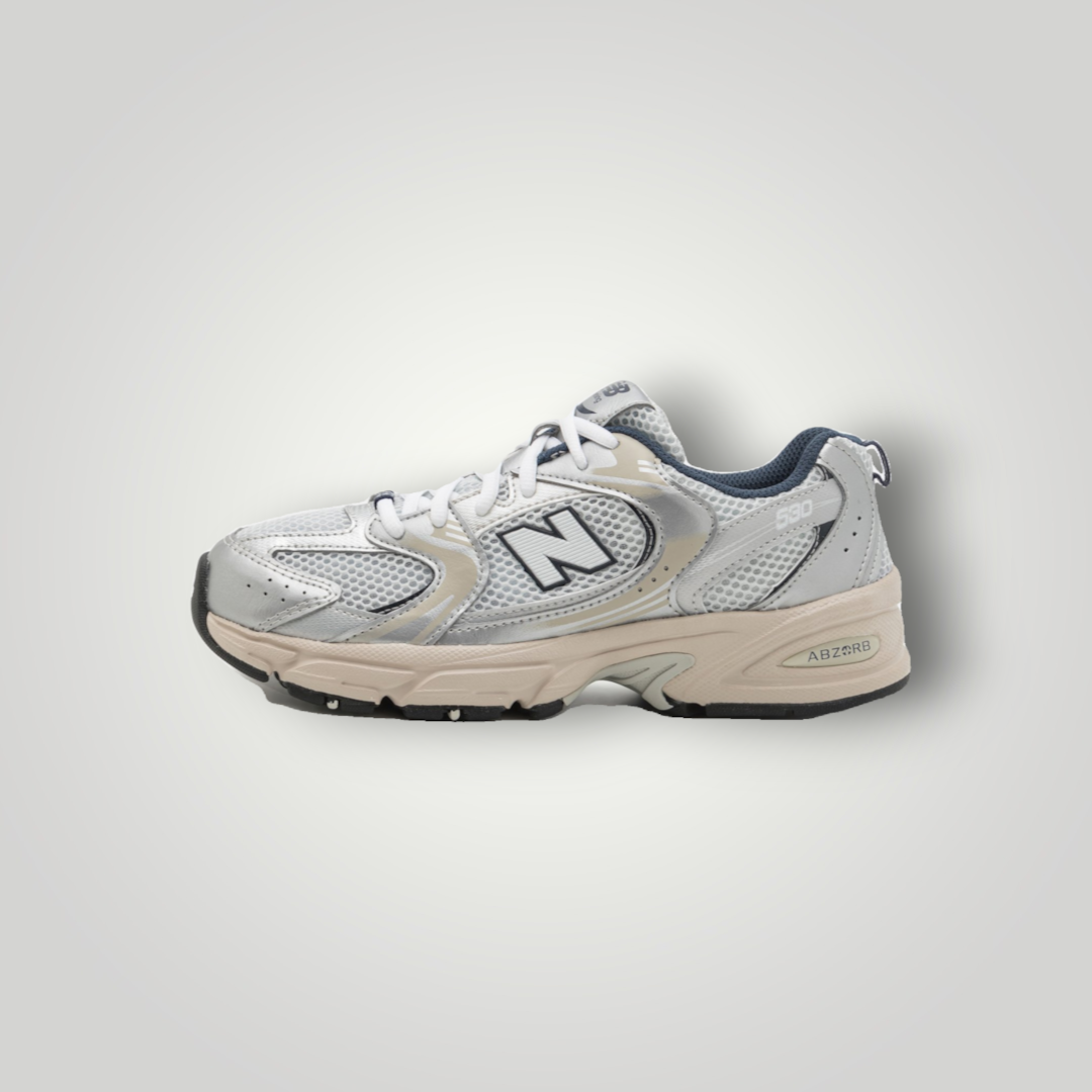 NDO Clothing New Balance 530 Sneaker in Summer Fog mit Mesh-Obermaterial, silbernen Akzenten und beiger Sohle.