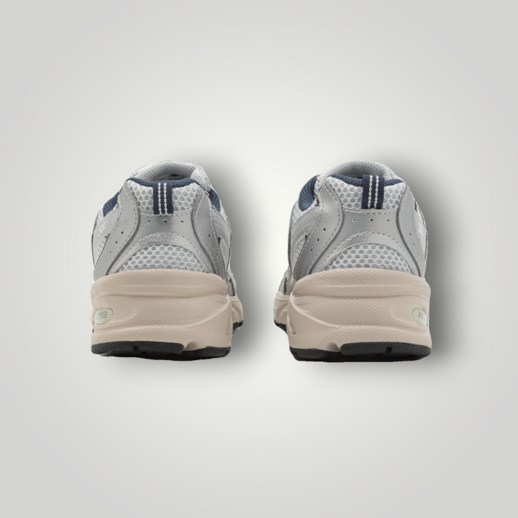 NDO Clothing New Balance 530 Sneaker in Summer Fog mit Mesh-Obermaterial und gepolsterter Sohle, Rückansicht.