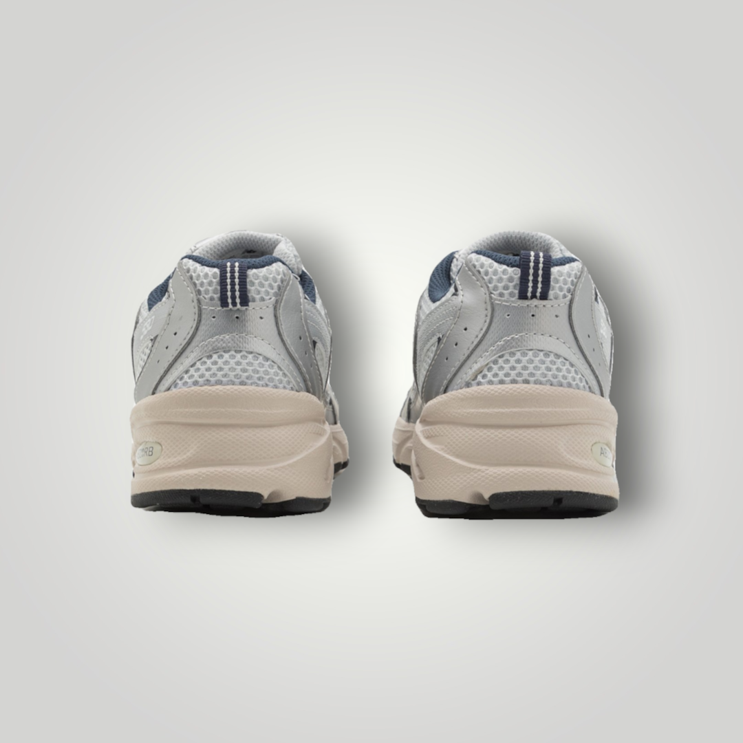 NDO Clothing New Balance 530 Sneaker in Summer Fog mit Mesh-Obermaterial und gepolsterter Sohle, Rückansicht.