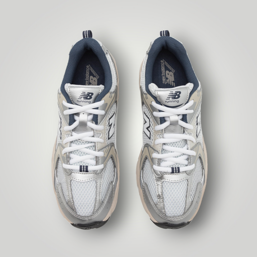 NDO Clothing New Balance 530 Sneaker in Summer Fog mit Mesh-Obermaterial und Schnürung in der Draufsicht