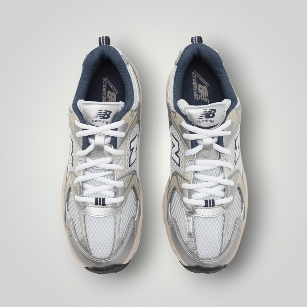 NDO Clothing New Balance 530 Sneaker in Summer Fog mit Mesh-Obermaterial und Schnürung in der Draufsicht
