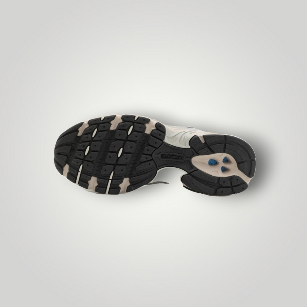 NDO Clothing New Balance 530 Sneaker in Summer Fog, Ansicht der flexiblen schwarzen Laufsohle mit Profil