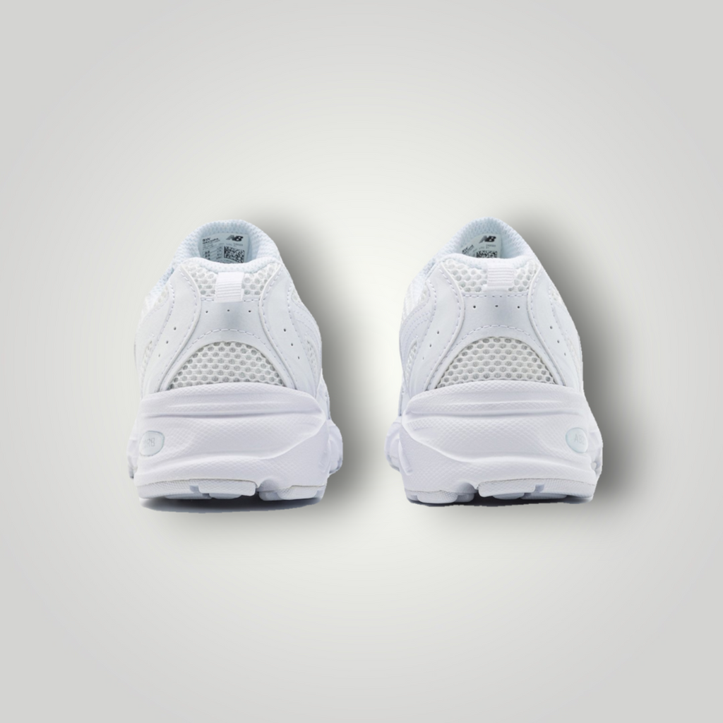 NDO Clothing New Balance 530 Unisex Sneaker in Weiss, Rückansicht mit Mesh-Details und gepolsterter Sohle
