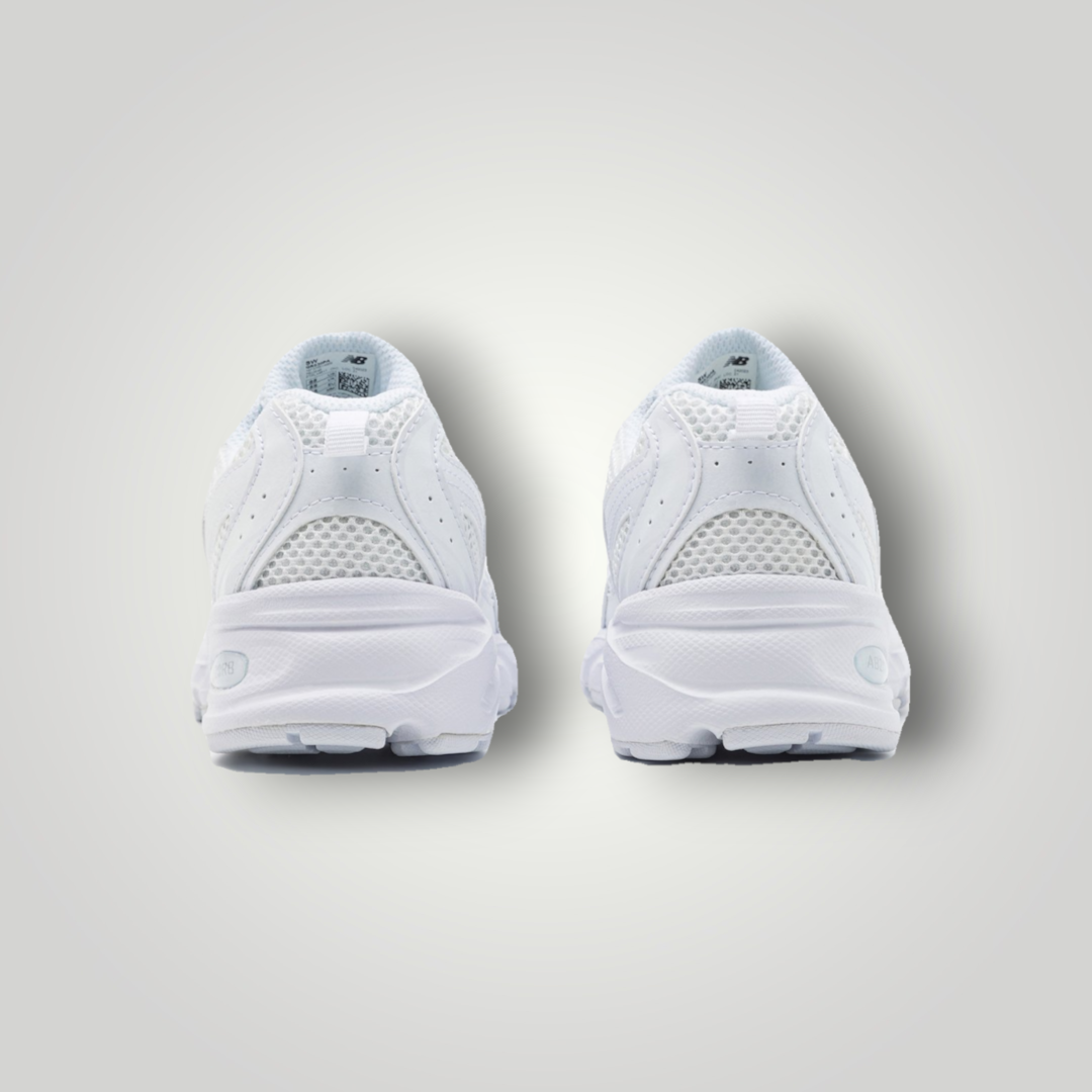 NDO Clothing New Balance 530 Unisex Sneaker in Weiss, Rückansicht mit Mesh-Details und gepolsterter Sohle