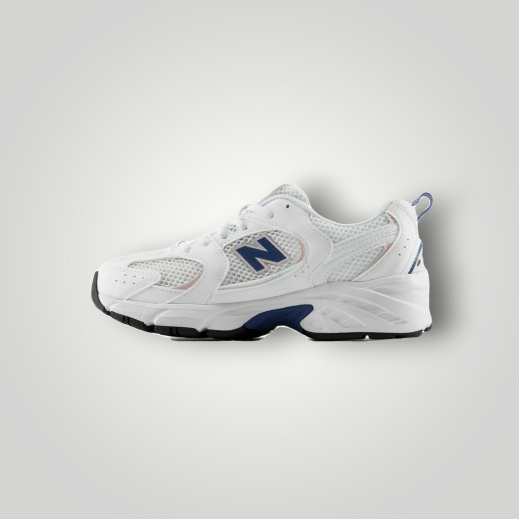 NDO Clothing New Balance 530 Unisex-Sneaker in Weiß mit blauen Akzenten, AirMesh-Obermaterial und ABZORB-Sohle.