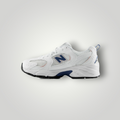 NDO Clothing New Balance 530 Unisex-Sneaker in Weiß mit blauen Akzenten, AirMesh-Obermaterial und ABZORB-Sohle.