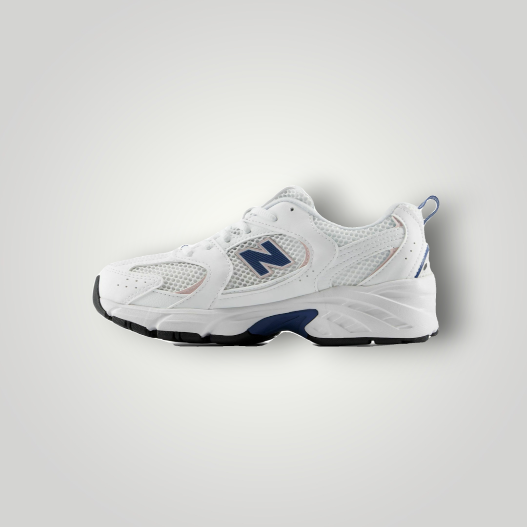 NDO Clothing New Balance 530 Unisex-Sneaker in Weiß mit blauen Akzenten, AirMesh-Obermaterial und ABZORB-Sohle.