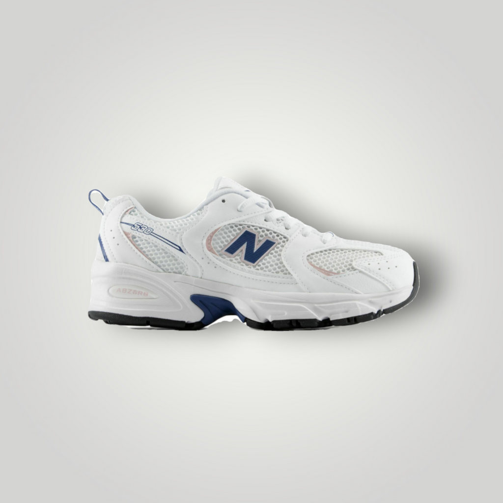 NDO Clothing New Balance 530 Unisex Sneaker in Weiß mit blauen Akzenten, aus atmungsaktivem AirMesh und ABZORB-Sohle.