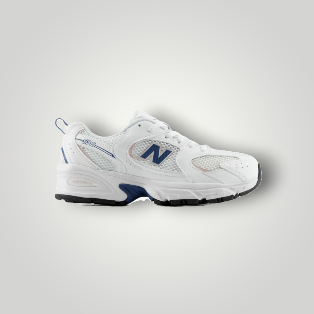 NDO Clothing New Balance 530 Unisex Sneaker in Weiß mit blauen Akzenten, aus atmungsaktivem AirMesh und ABZORB-Sohle.