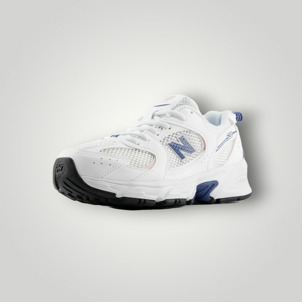 NDO Clothing New Balance 530 Unisex Sneaker in Weiß mit blauen Akzenten, atmungsaktivem AirMesh und ABZORB-Sohle.