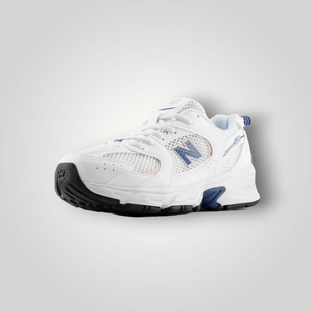 NDO Clothing New Balance 530 Unisex Sneaker in Weiß mit blauen Akzenten, atmungsaktivem AirMesh und ABZORB-Sohle.