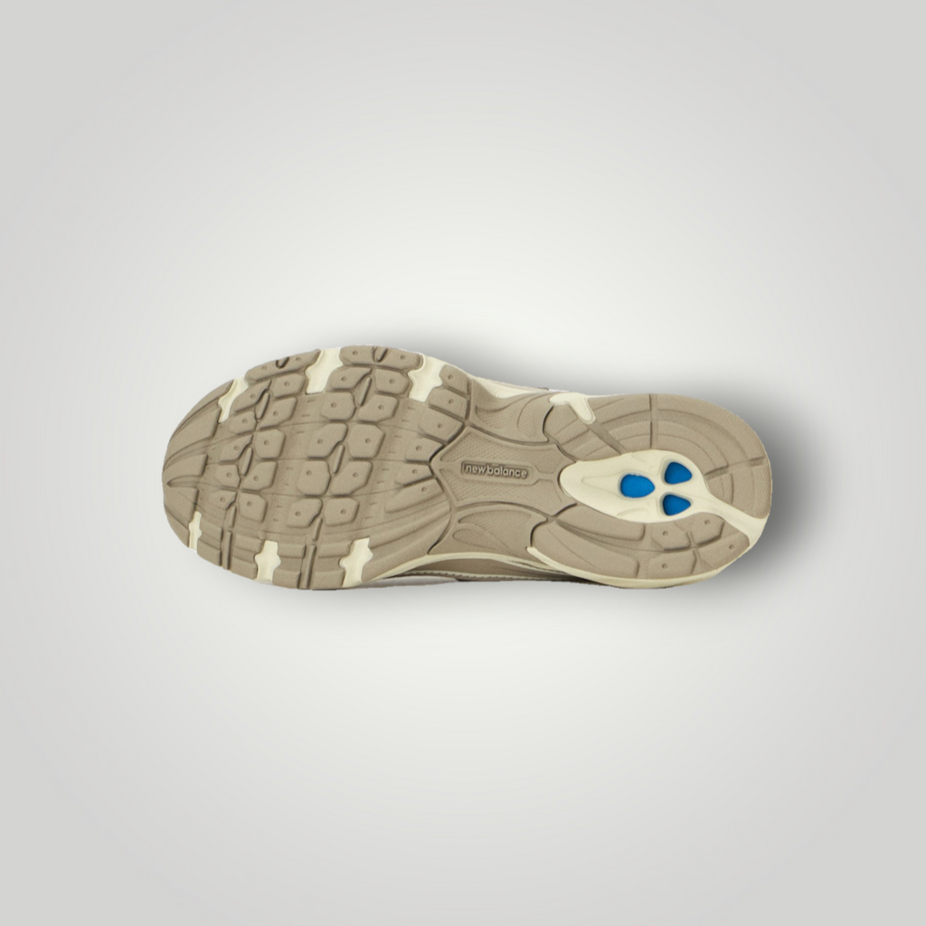 NDO Clothing New Balance 740 Sneaker in Arid Stone mit profilierter Kunststoff-Außensohle und blauen Akzenten