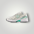 NDO Clothing New Balance Sneaker in Silber-Metallic und Deep End mit Mesh-Obermaterial und flacher Laufsohle