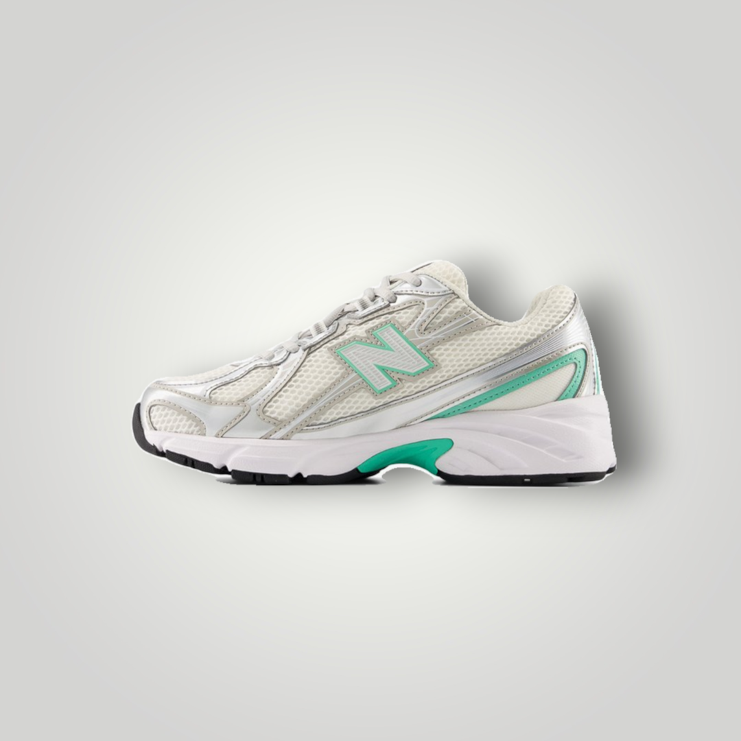 NDO Clothing New Balance Sneaker in Silber-Metallic und Deep End mit Mesh-Obermaterial und flacher Laufsohle