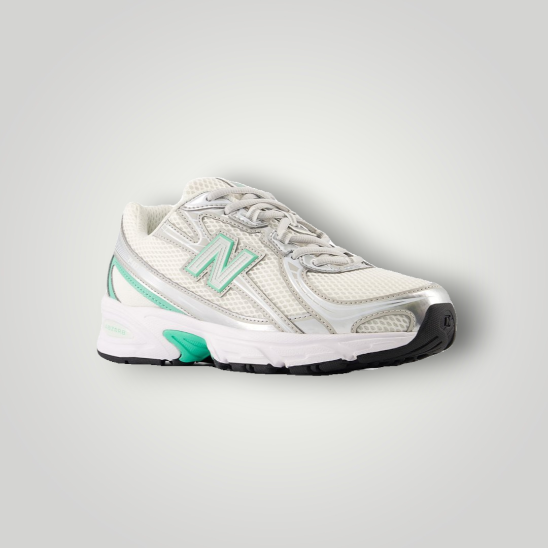 NDO Clothing New Balance Sneaker in Silber-Metallic und Deep End mit Mesh-Obermaterial und Schnürung
