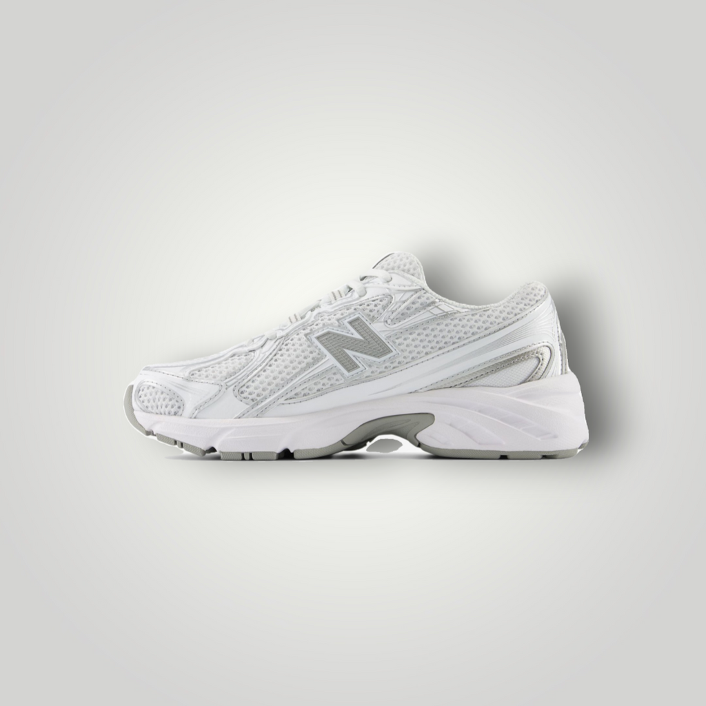 NDO Clothing New Balance 740 Unisex Sneaker in Weiß mit Mesh-Obermaterial und Schnürung in Seitenansicht