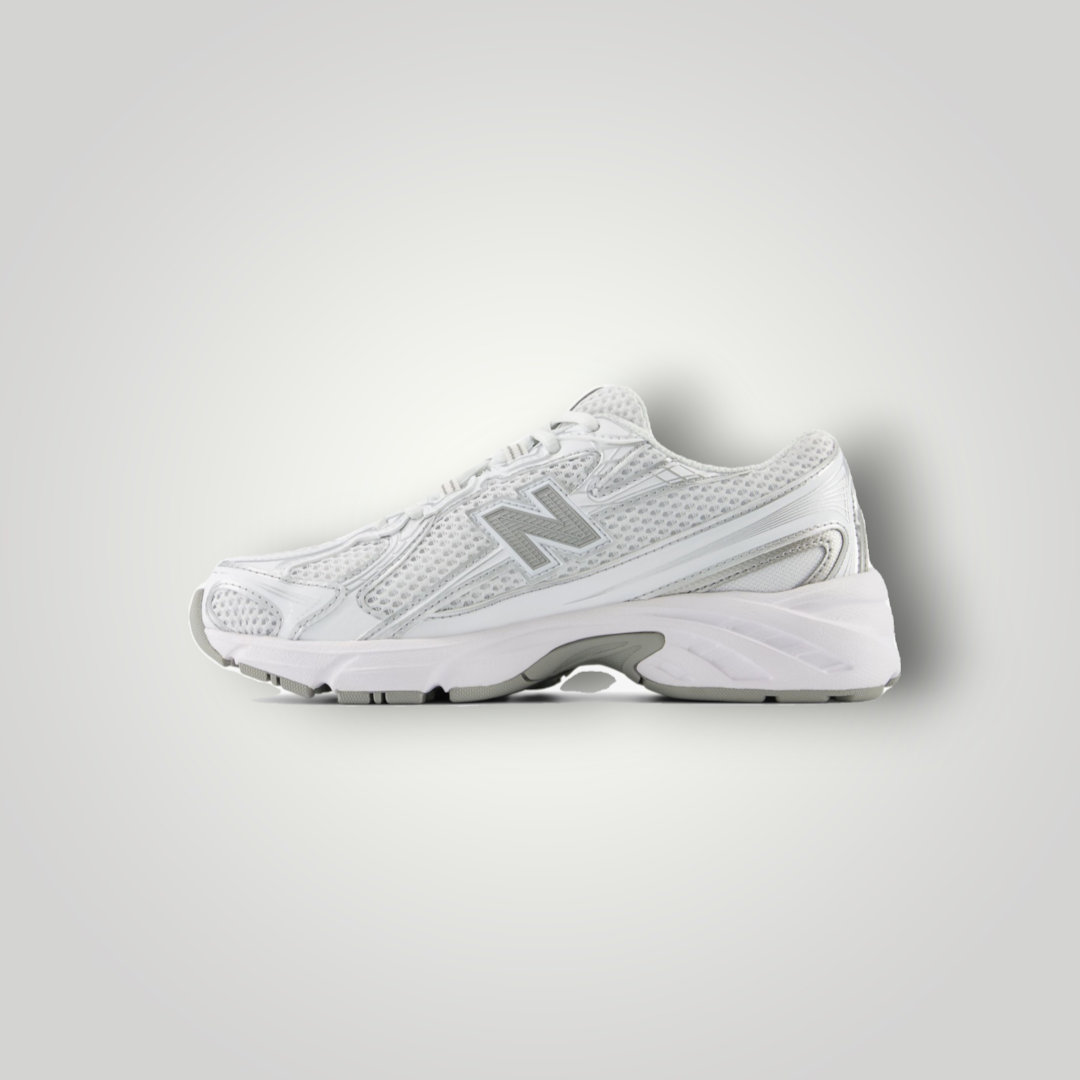 NDO Clothing New Balance 740 Unisex Sneaker in Weiß mit Mesh-Obermaterial und Schnürung in Seitenansicht