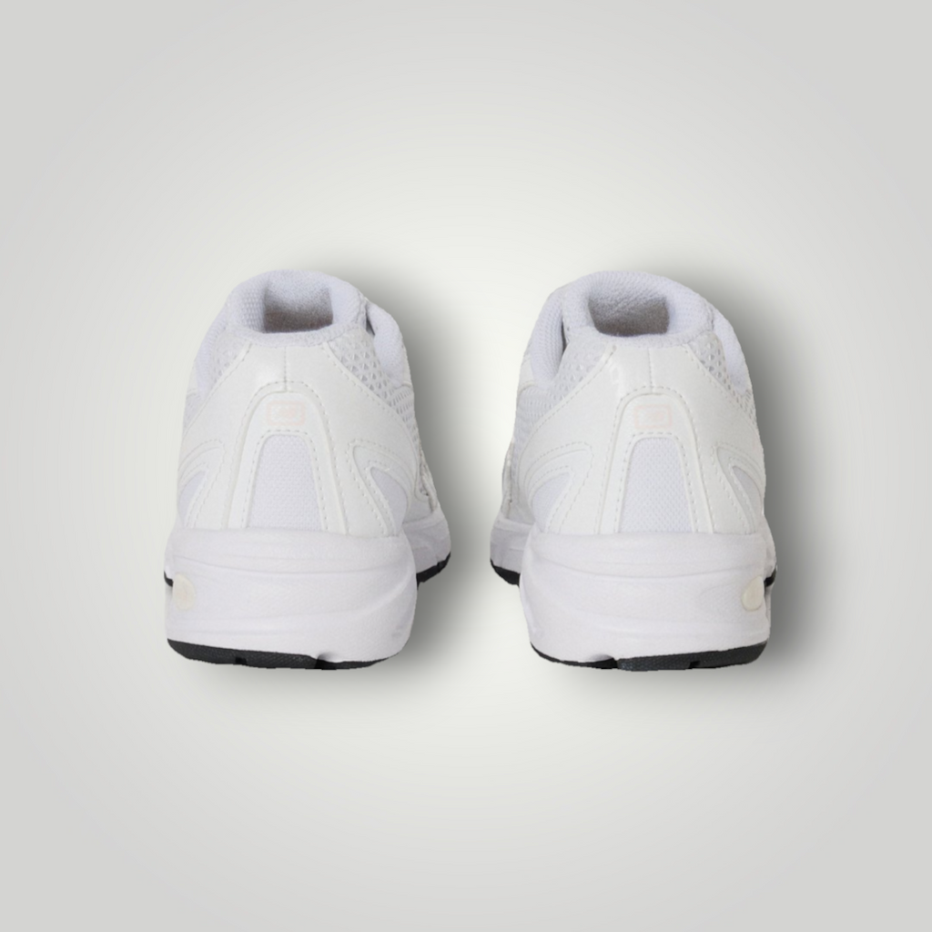 NDO Clothing New Balance 740 Unisex Sneaker in Weiß mit atmungsaktivem Mesh und robuster Laufsohle, Rückansicht.
