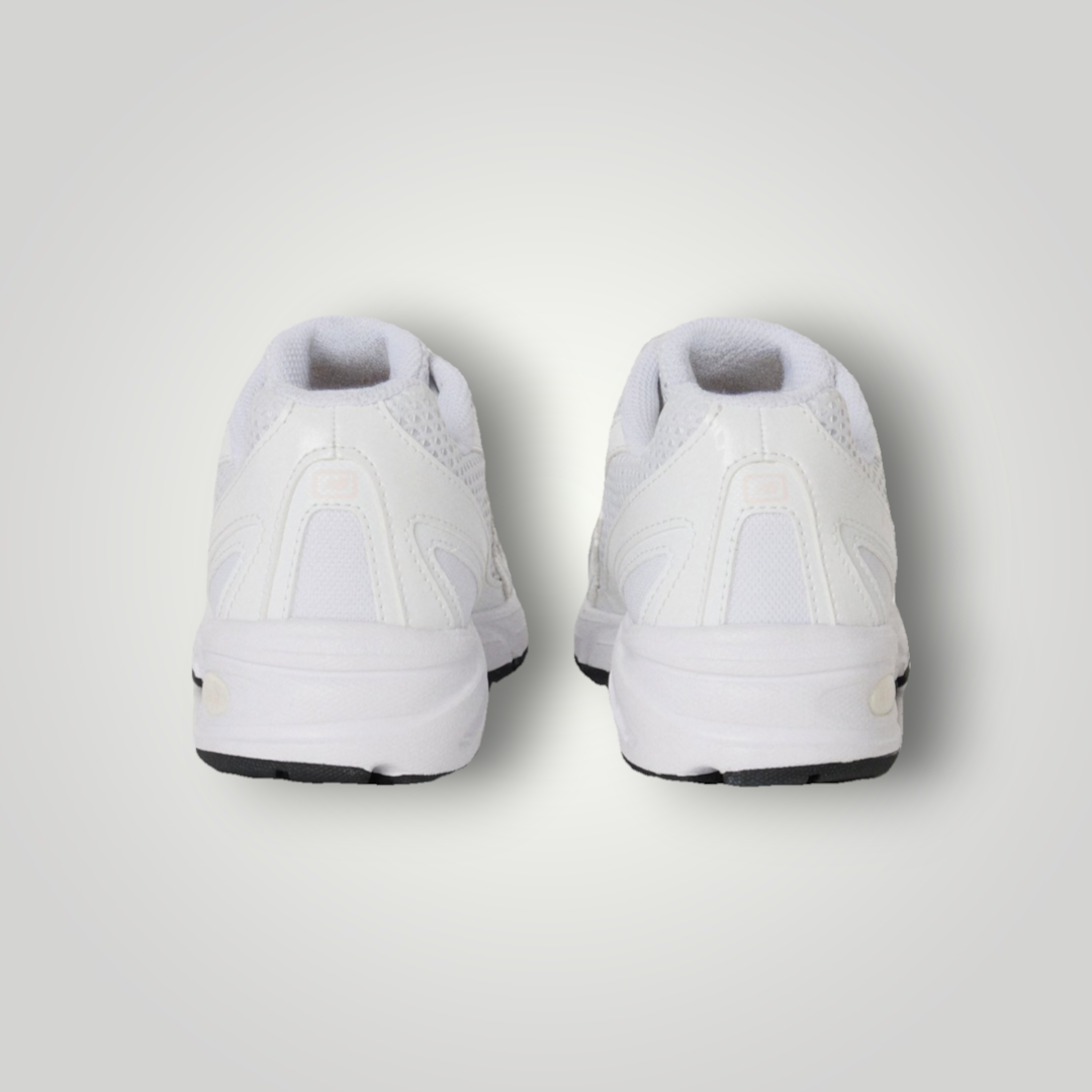 NDO Clothing New Balance 740 Unisex Sneaker in Weiß mit atmungsaktivem Mesh und robuster Laufsohle, Rückansicht.