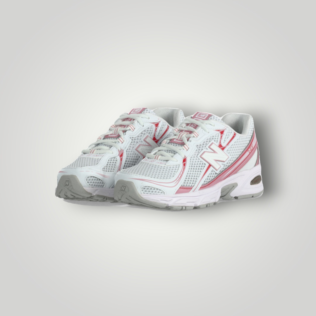 NDO Clothing New Balance 740 Sneaker in Weiss mit Pink und Rot, aus Mesh und Kunstleder mit Abzorb-Dämpfung.