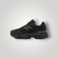 NDO Clothing New Balance 9060 Sneaker in Schwarz aus Mesh und Kunstleder mit markanter Sohle in Seitenansicht