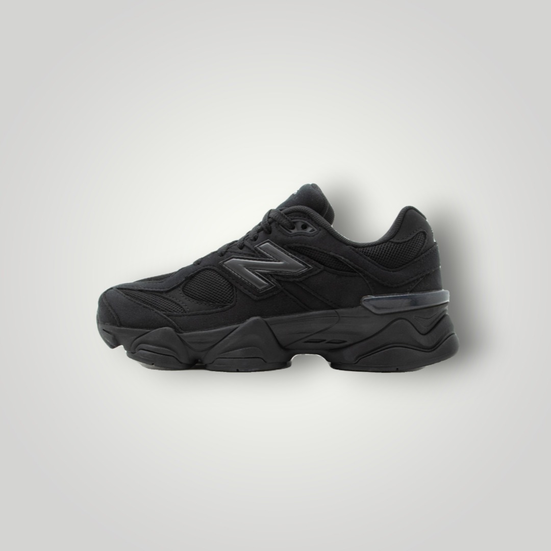 NDO Clothing New Balance 9060 Sneaker in Schwarz aus Mesh und Kunstleder mit markanter Sohle in Seitenansicht