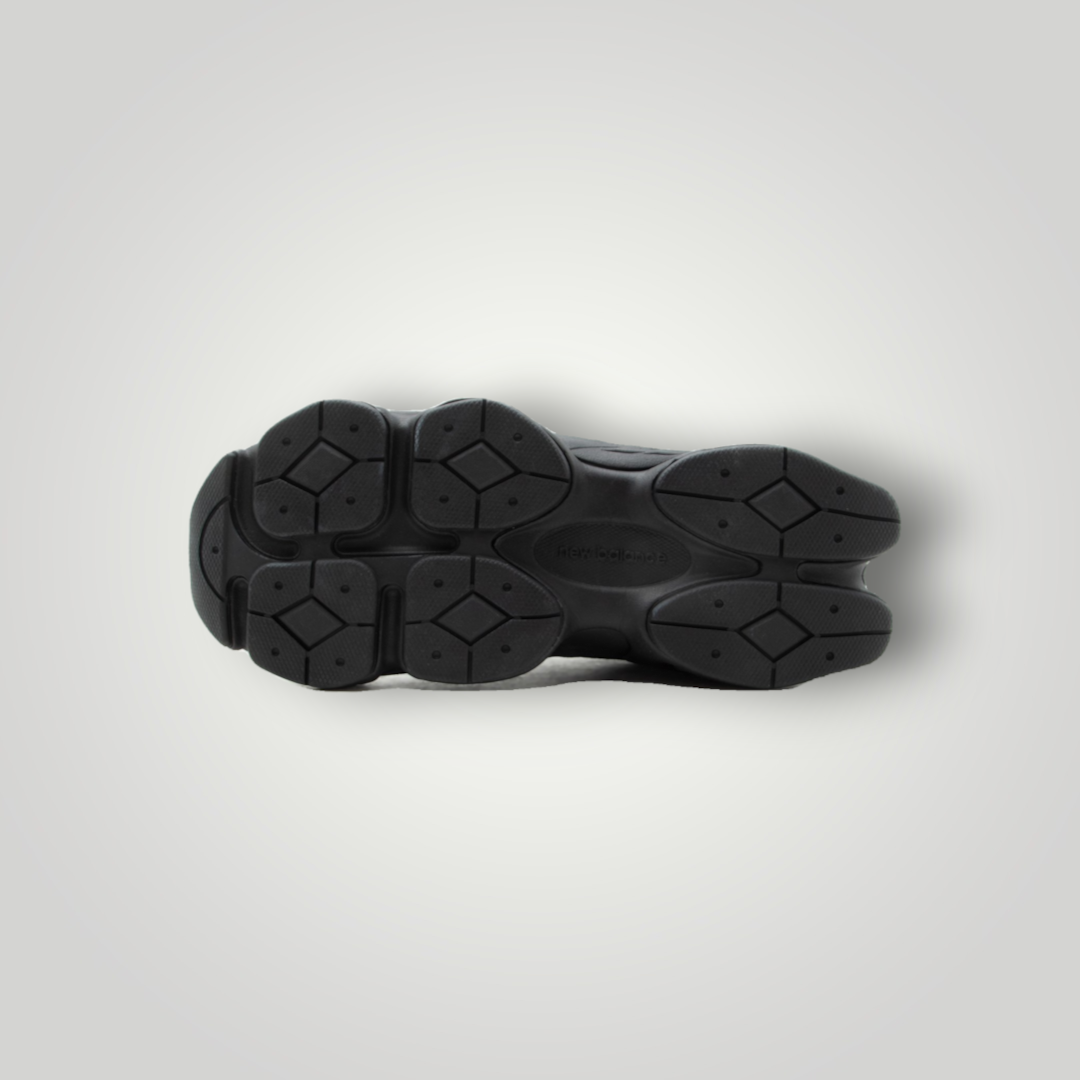 NDO Clothing New Balance 9060 Sneaker in Schwarz mit profilierter, flexibler Kunststoff-Laufsohle von unten