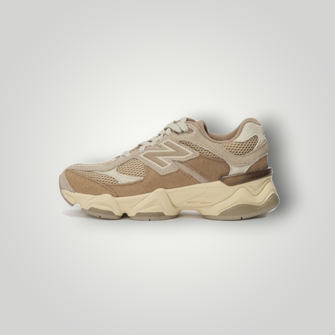 NDO Clothing New Balance 9060 Sneaker in Mushroom aus Leder und Mesh mit markanter, dicker Sohle in Seitenansicht.