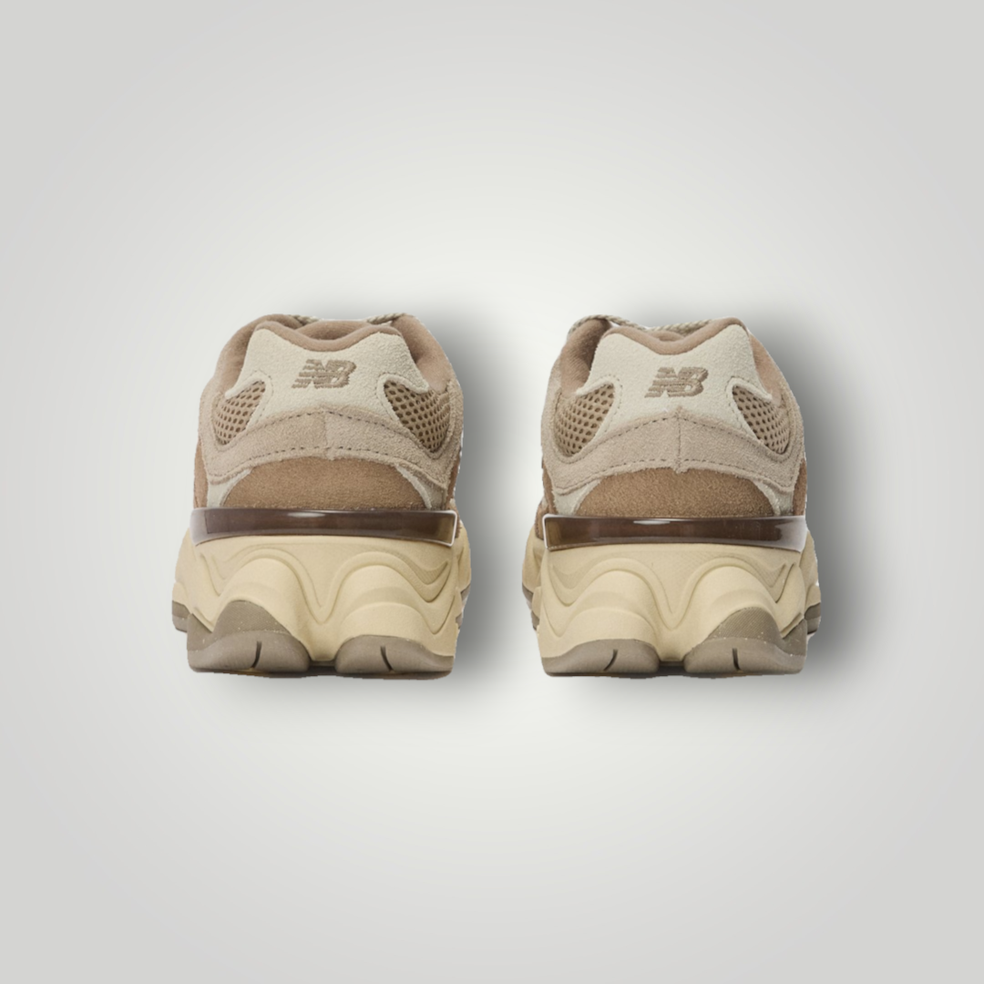 NDO Clothing New Balance 9060 Sneaker in Mushroom, Rückansicht der beigen Leder- und Mesh-Schuhe mit flacher Sohle