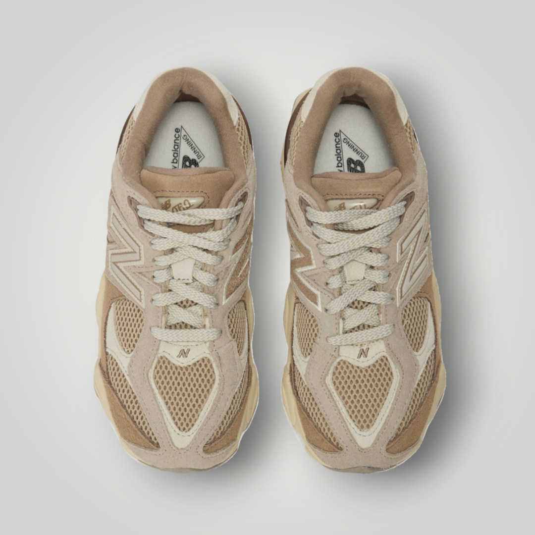 NDO Clothing New Balance 9060 Unisex Sneaker in Mushroom aus Leder und Mesh mit Schnürung in der Draufsicht