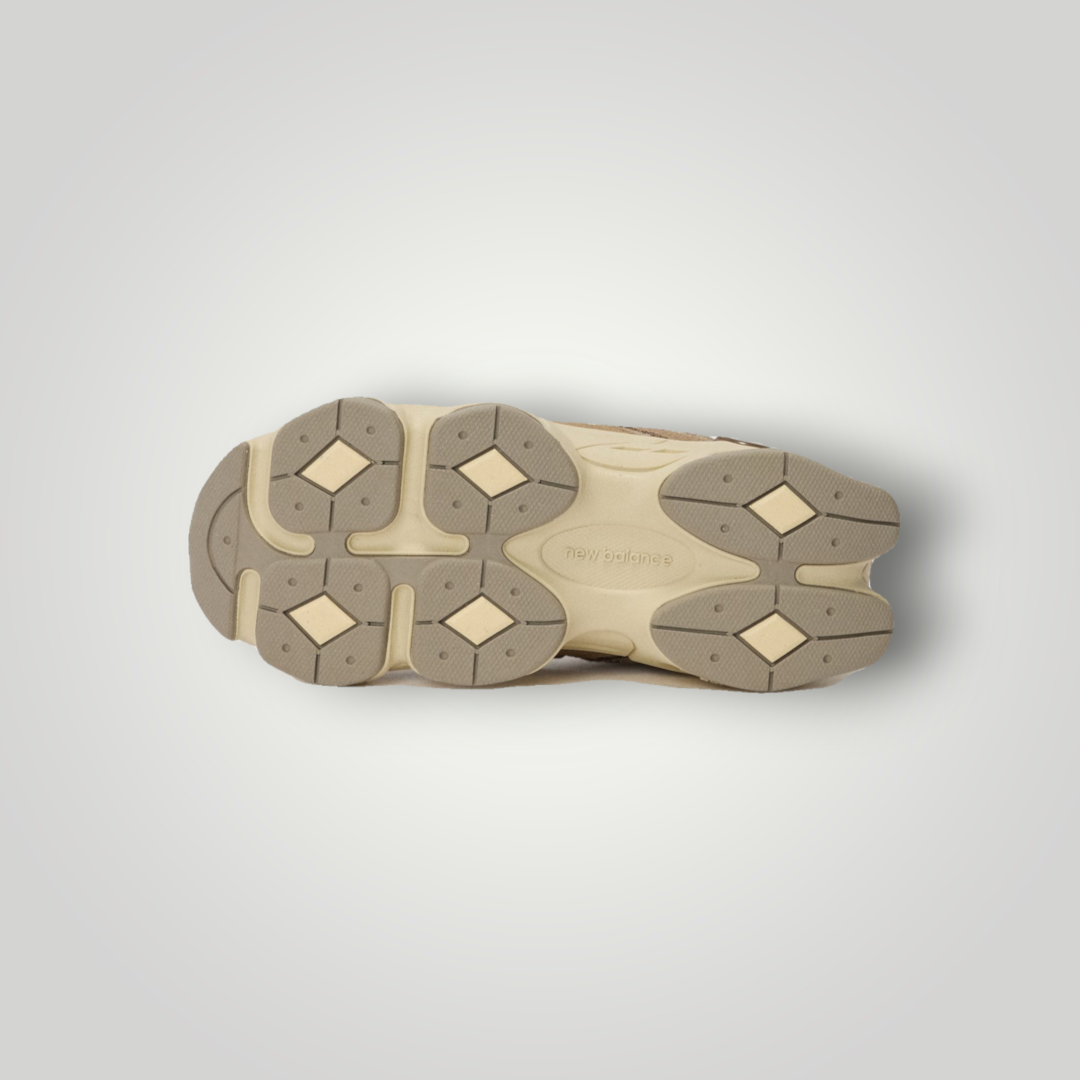 NDO Clothing New Balance 9060 Sneaker in Mushroom mit abriebfester, profilierter Kunststoff-Laufsohle in Unteransicht