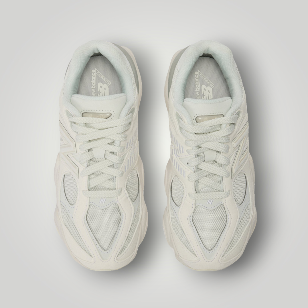 NDO Clothing New Balance 9060 Sneaker in hellem Grau mit Mesh-Obermaterial und Schnürung in der Draufsicht
