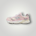 NDO Clothing New Balance 9060 Sneaker in Rosa und Creme aus Leder und Mesh mit markantem N-Logo und flacher Sohle