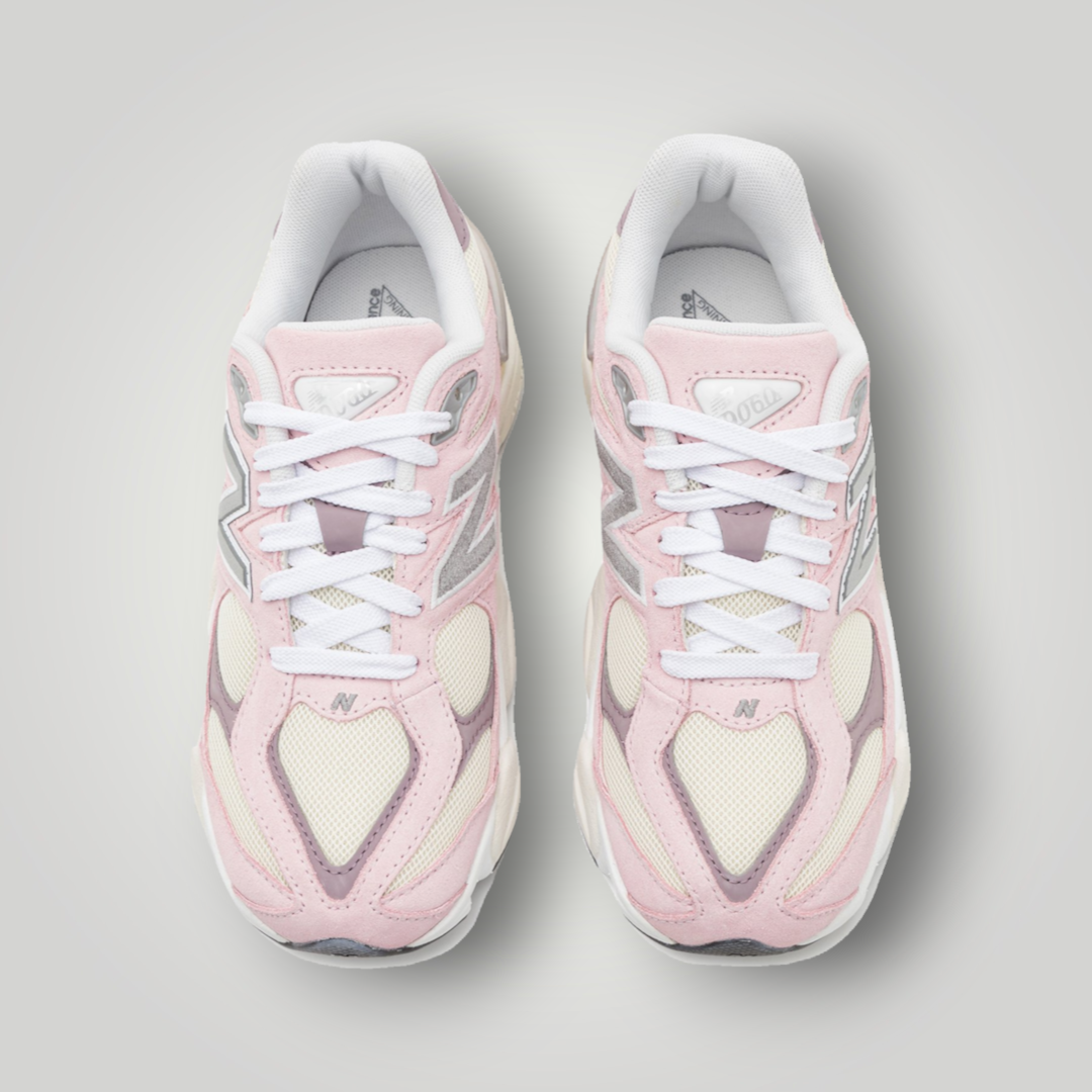 NDO Clothing New Balance 9060 Sneaker in Rosa und Creme aus Mesh und Leder mit Schnürung in der Draufsicht